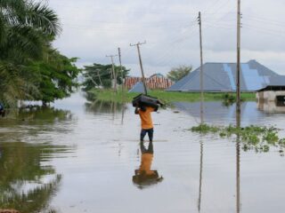 600 muertos en Nigeria por las inundaciones (Vatican News) 600 muertos en Nigeria por inundaciones